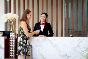 นักท่องเที่ยวกำลังสอบถามพนักงานโรงแรมเรื่องประเภทห้องโรงแรม