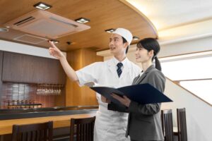 เจ้าหน้าที่เช็กต้นทุนร้านอาหาร จากระบบจัดการร้านค้าของโรงแรม