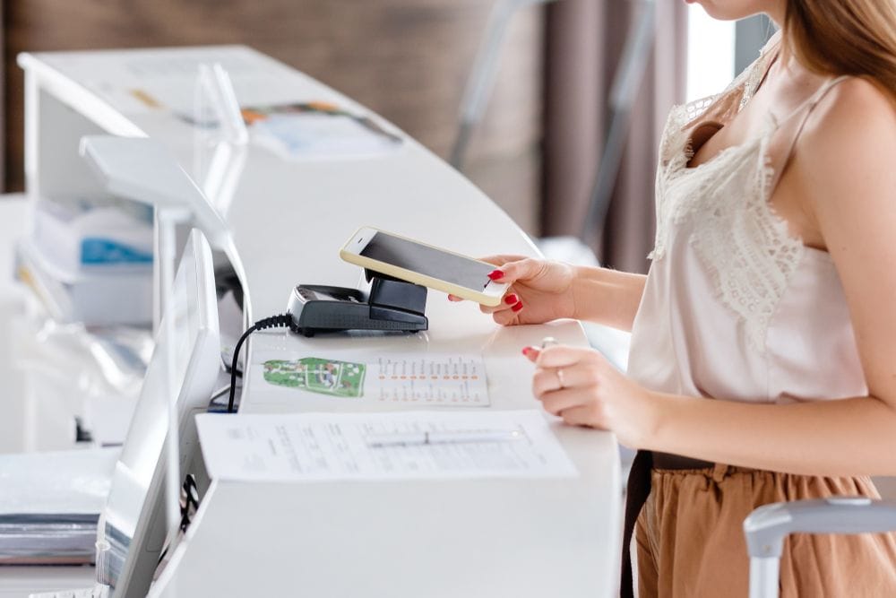 ผู้หญิงใช้ Contactless Check-in เพื่อเข้าพักในโรงแรม
